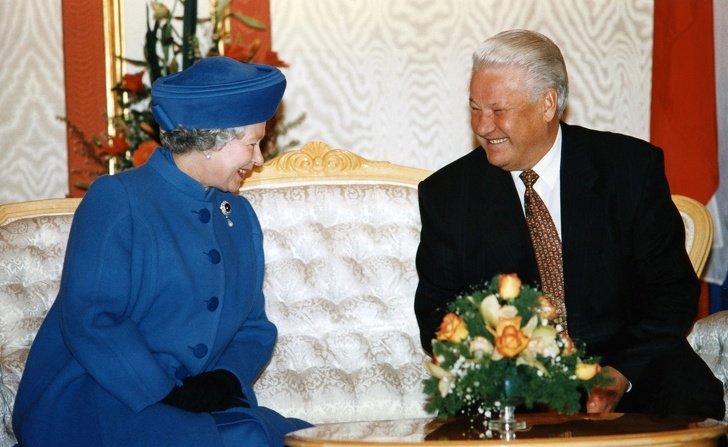 14 Historias sobre el encuentro de algunos famosos con la reina Isabel II (Casi todos rompieron la etiqueta)
