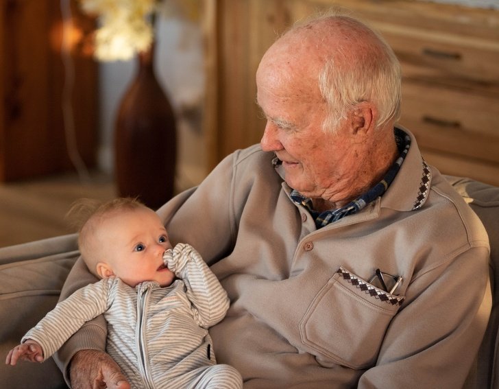 Los abuelos que cuidan a sus nietos tienen una vida más larga, según la ciencia