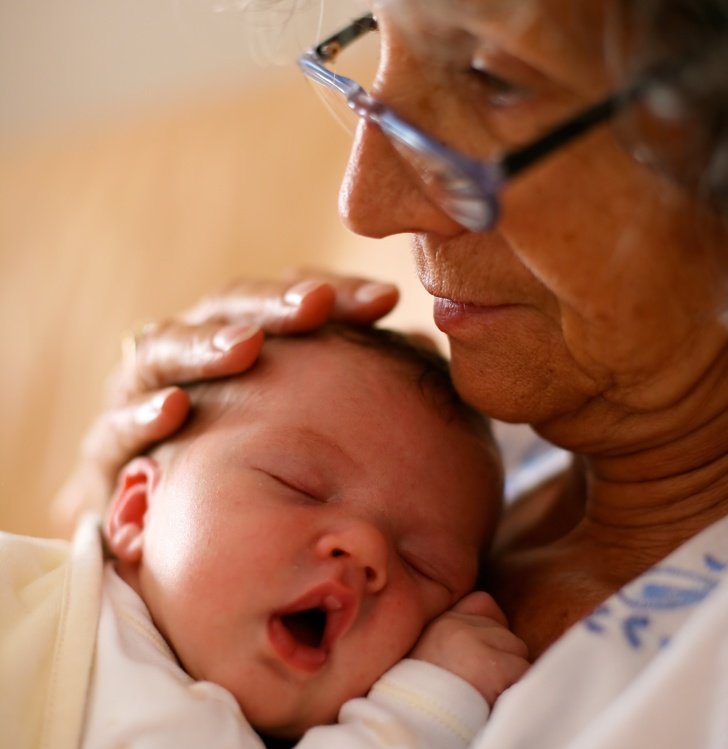 Los abuelos que cuidan a sus nietos tienen una vida más larga, según la ciencia