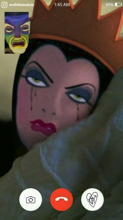 Artista Andhika Muksin recrea personajes Disney; la reina malvada de Blancanieves llorando con su espejo