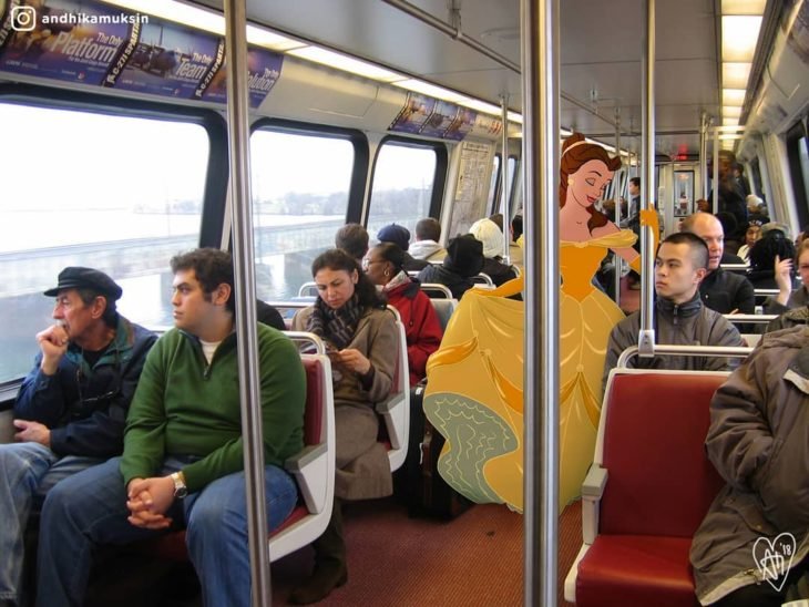 Artista Andhika Muksin recrea personajes Disney; princesa Bella con vestido amarillo en el camión con mucha gente