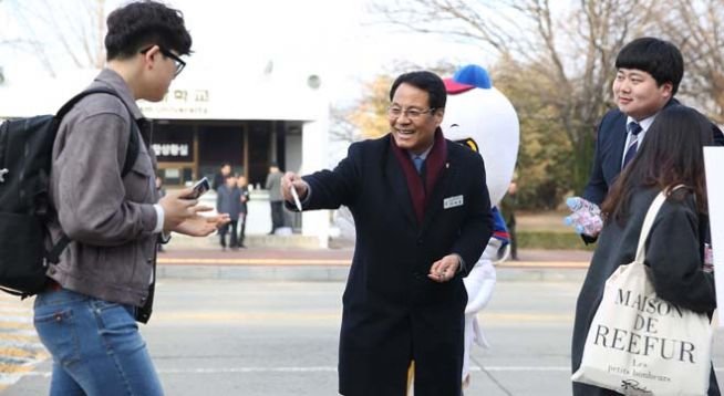 전용차 없애고 걸어다니며 아낀 예산으로 장학금 지급하는 한남대 총장