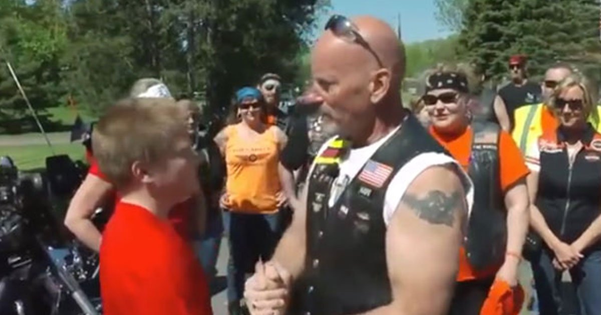 bikers bullied teen.jpg?resize=412,232 - Group Of Bikers Shouted The Name Of The Bully And Confronted Him When He Came Out
