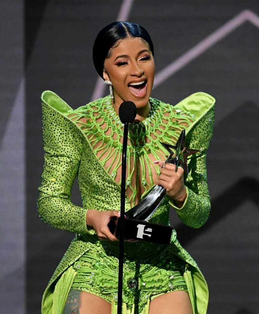 Cardi B Est Devenue La Première Rappeuse à Remporter Le Prix De L'album ...