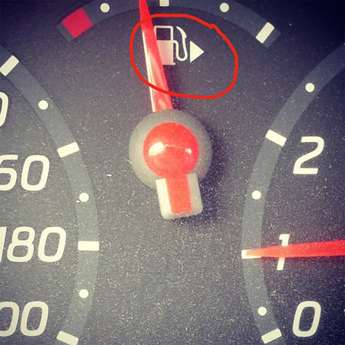 flecha indicador de gasolina