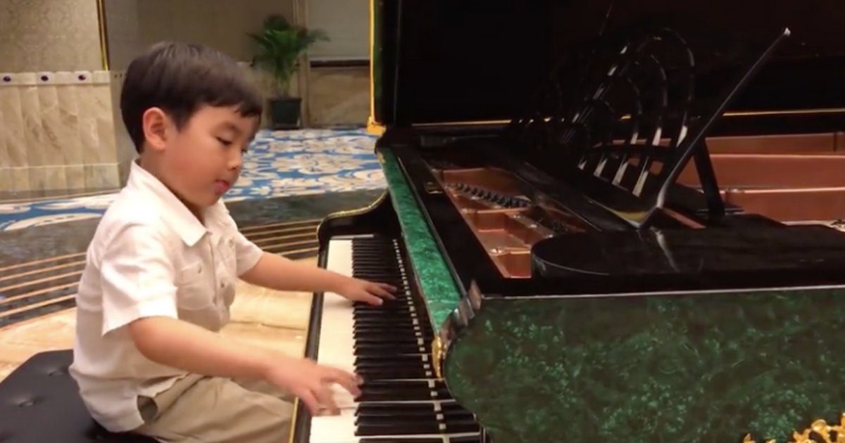 d3 17.png?resize=1200,630 - A 5-Year-Old Boy is Appreciated By All For His Amazing Piano Skills