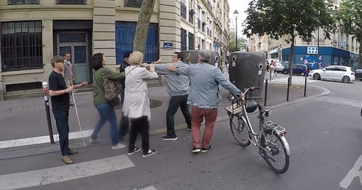 d4 13.png?resize=412,275 - Driver Lost His Temper And Attacked Man Who Was Helping Blind Man Cross The Road