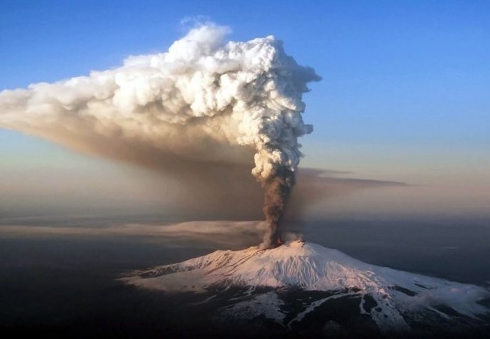 etna.jpg?resize=1200,630 - Volcan: L'Etna vient (encore) de rentrer en éruption en Italie