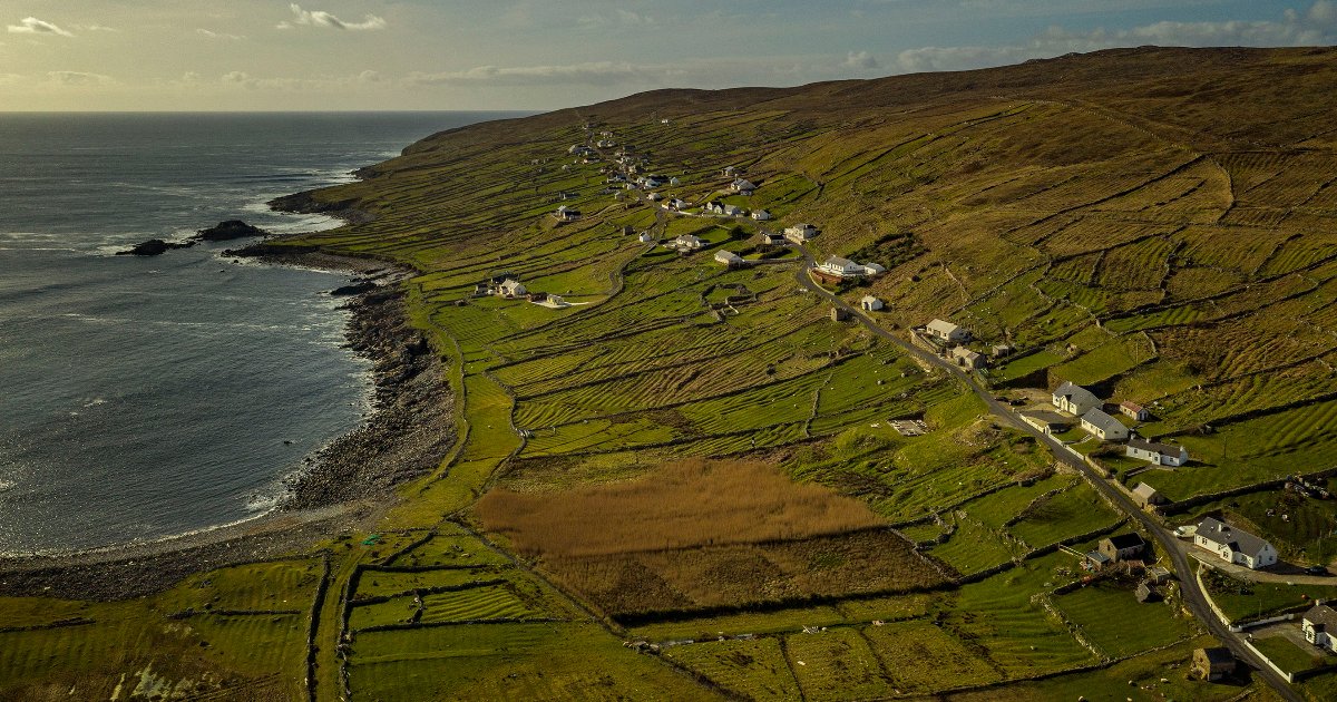 featured image 35.png?resize=1200,630 - Cette petite île irlandaise, avec seulement 469 habitants, exhorte les Américains et les Australiens à s'y installer