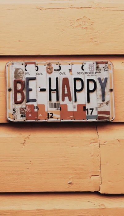 Fondo de pantalla de frases para celular; wallpaper de placas formando frase "sé feliz"