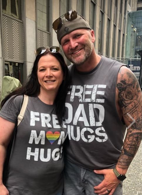 Résultat d'image pour Ce mec a offert "Free Dad Hugs" à un défilé de la fierté et des personnes qui en avaient vraiment besoin