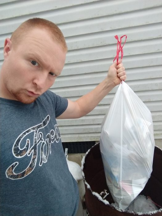 Esposo le manda fotos a su mujer haciendo el quehacer, hombre sacando la basura