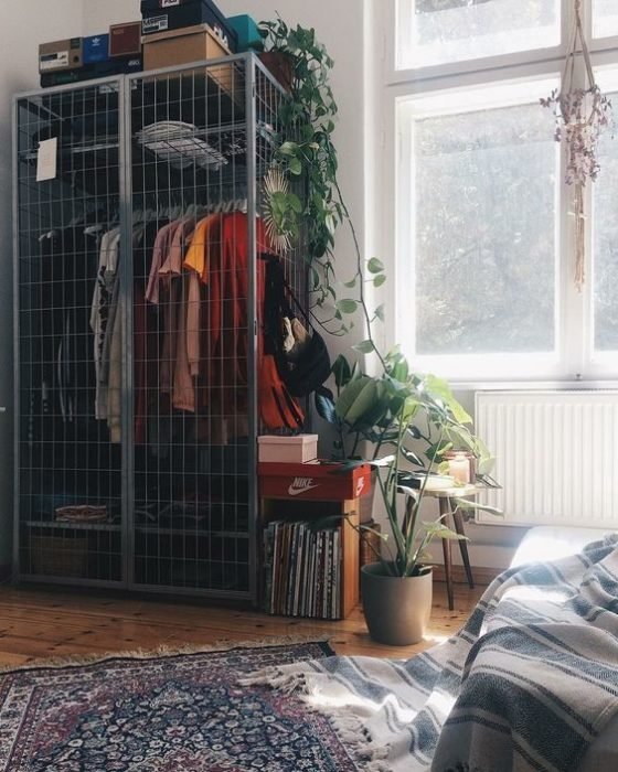 armario improvisado con jaula de metal en tono gris dentro de una habitación para chicas