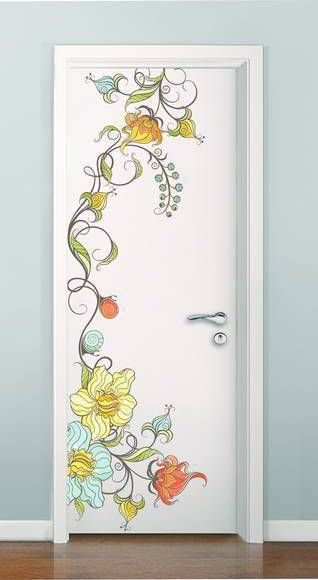 Puerta de una habitación decorada con un dibujo de unas flores 