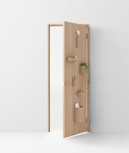 Puerta de una habitación con aplicaciones para que puedas colocar plantas 