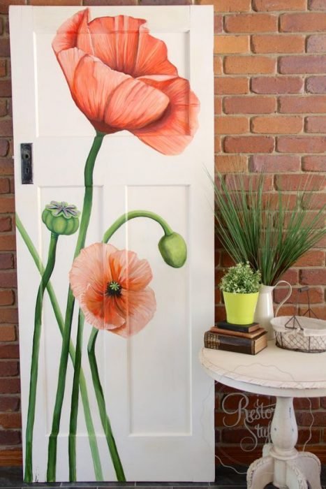Puerta de una habitación decorada con flores pintadas a mano 