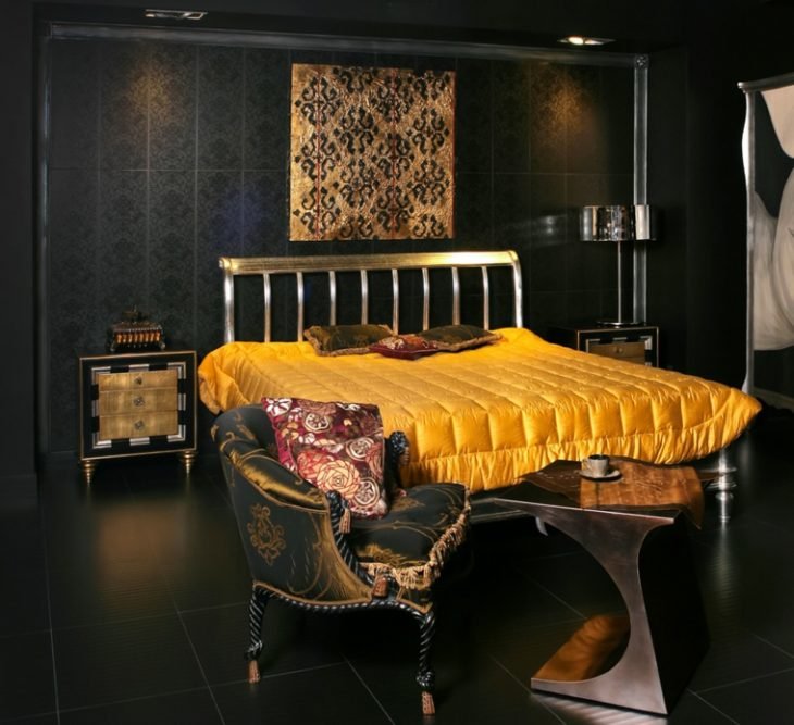 dormitorio negro y dorado con colcha dorada