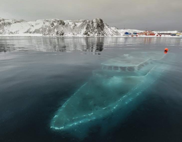 barco bajo el hielo