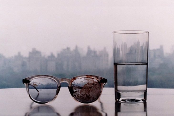 lentes y vaso de agua
