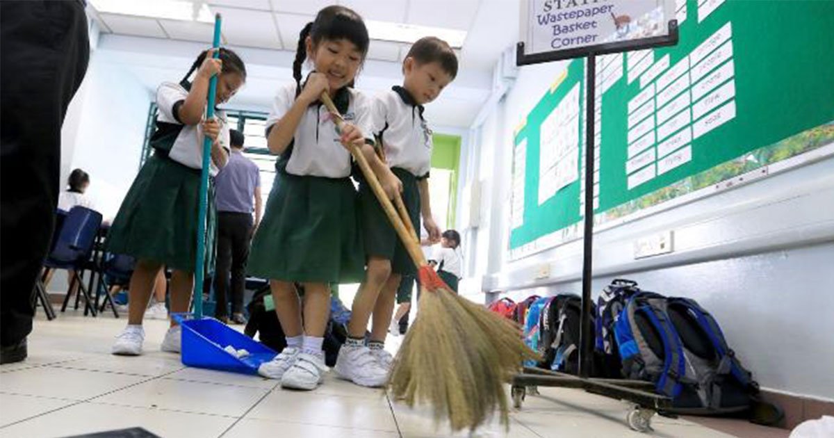 japanese students clean their own classroom as a part of their school education.jpg?resize=1200,630 - Des étudiants japonais nettoient leur propre salle de classe dans le cadre de leurs études