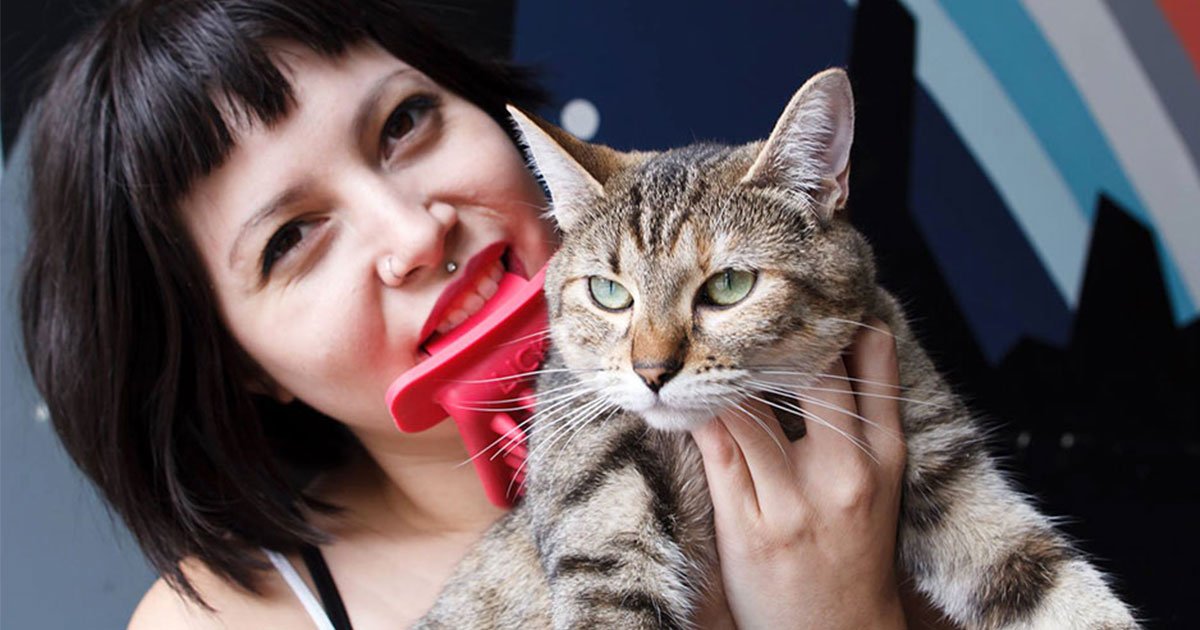lick your cat with this licki brush.jpg?resize=1200,630 - Lécher votre chat avec cette brosse LICKI