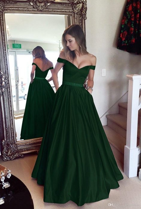 Chica modelando un vestido corte princesa de color verde
