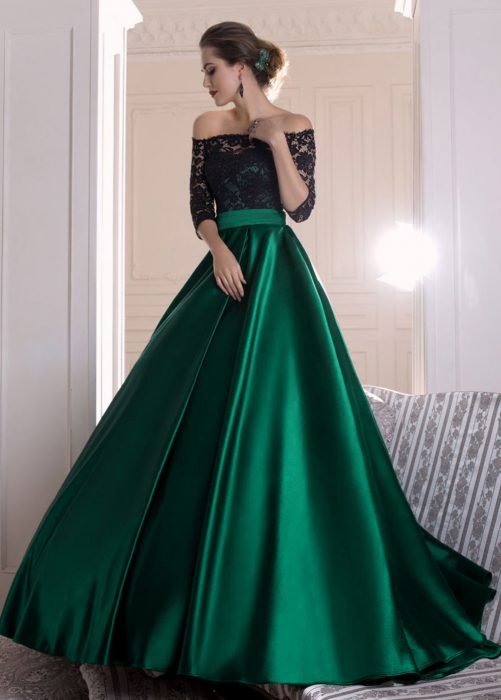 Chica modelando vestido de cintura alta en los colores negro y verde