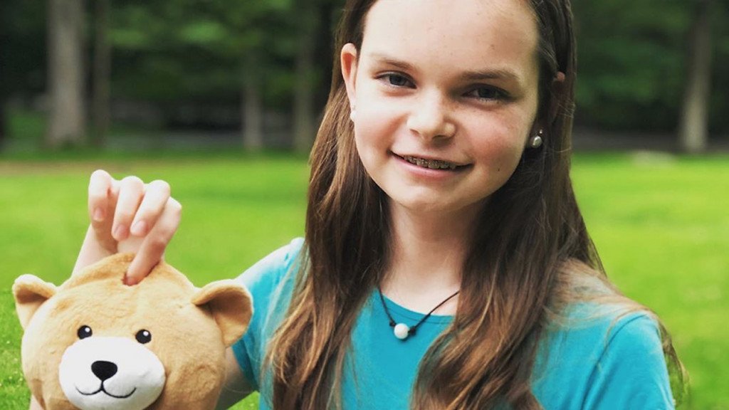 Résultat d'image pour Une fillette atteinte de maladie auto-immune crée «le nounours médaillé» pour aider les enfants à ne pas avoir peur de la perfusion intraveineuse