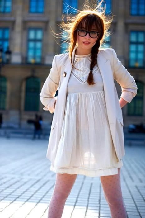 mujer con vestido corto blanco 