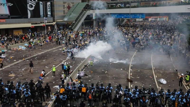 경찰과 시위대가 주요 도로에서 충돌했다