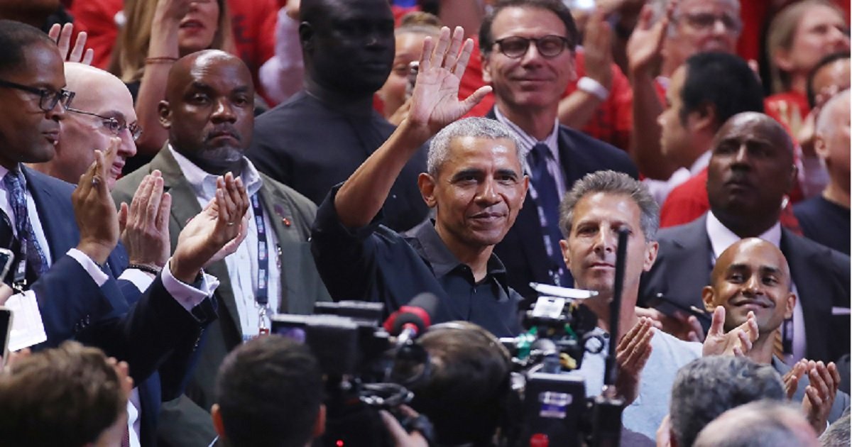 o3.jpg?resize=1200,630 - Barack Obama a reçu une ovation et une accolade de Drake lors du deuxième match de la finale de la NBA