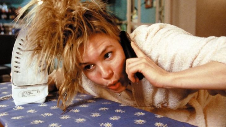 Bridget Jones planchando su cabello con plancha para la ropa