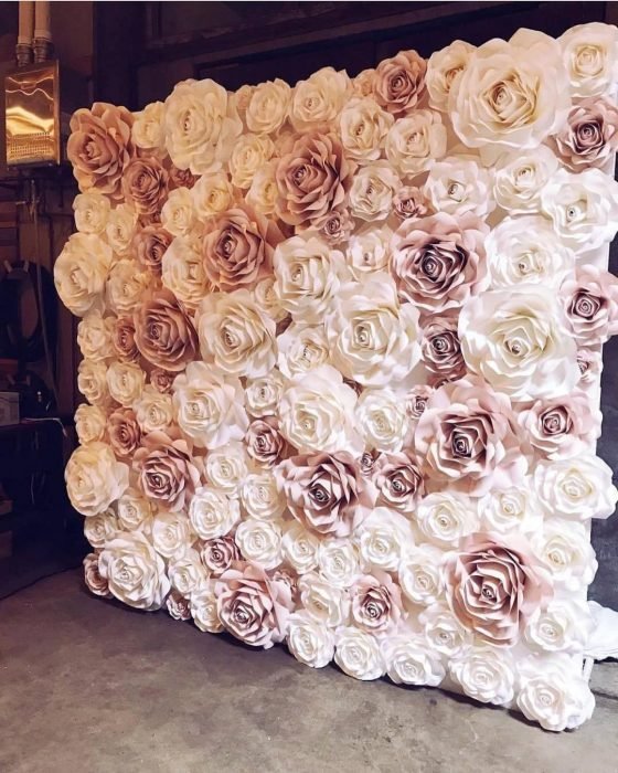 pared de flores blancas y rosas