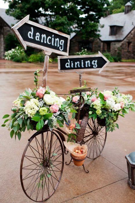 bicicleta de fierro con flores y flechas 