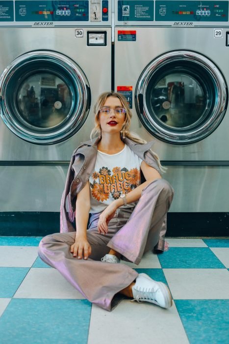 Mujer con look vintage lavando ropa