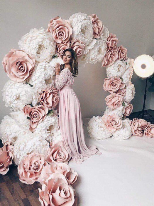 arco de flores rosas y blancas de mujer con vestido