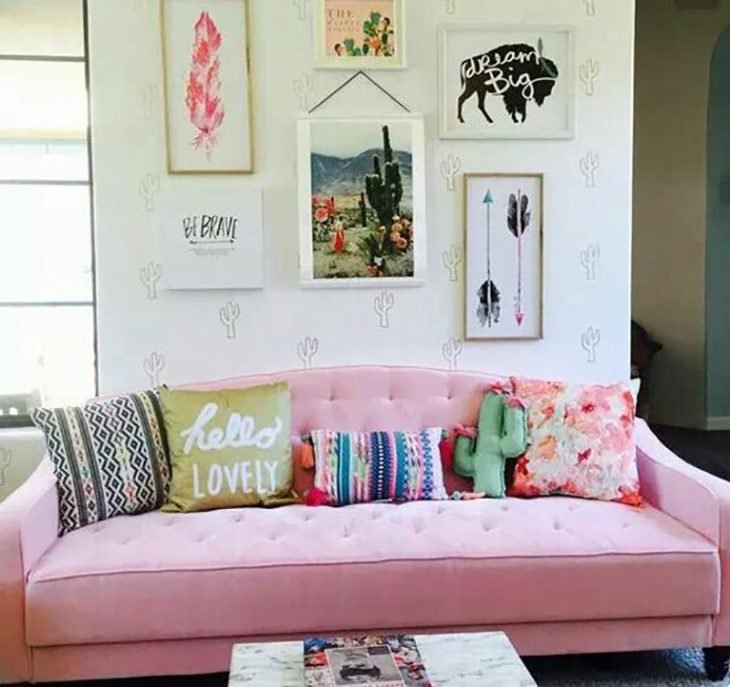 sillón rosa con cojines
