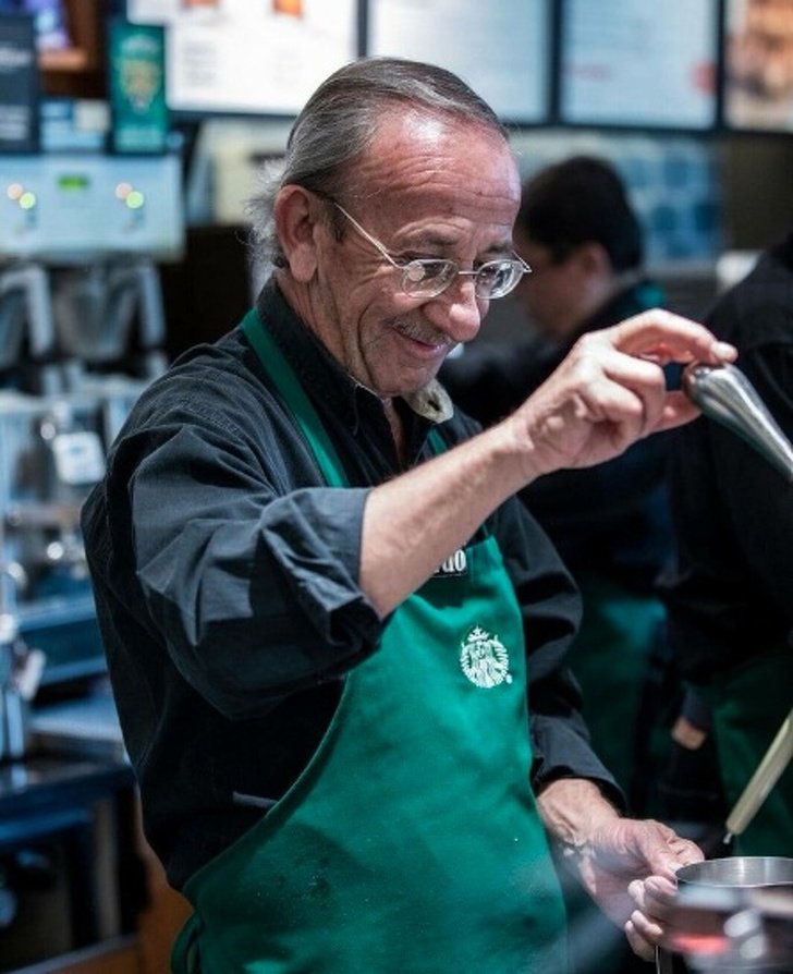 Este Starbucks en México es el primero en emplear solo adultos mayores y es un excelente paso hacia la inclusión de la tercera edad