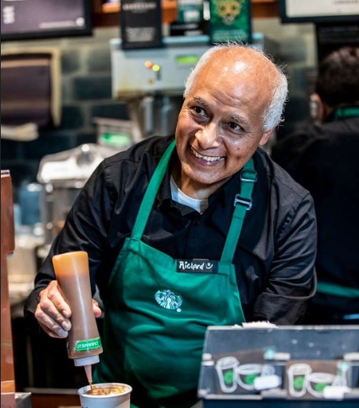 Este Starbucks en México es el primero en emplear solo adultos mayores y es un excelente paso hacia la inclusión de la tercera edad