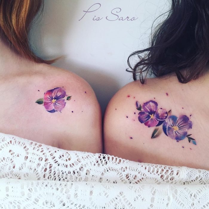 tatuaje de amigas violetas