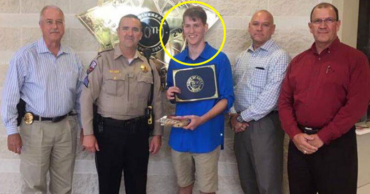 teen was threatend to get suspended after offering to pay for an officers cookie.jpg?resize=412,275 - Teen Almost Got Fired From His Job For Offering To Pay For A Police Officer's Cookie