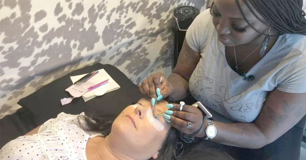 this woman is giving free eyelash extensions to cancer patients to make them happy.jpg?resize=1200,630 - Une esthéticienne offre des extensions de cils gratuites aux patientes atteintes d'un cancer