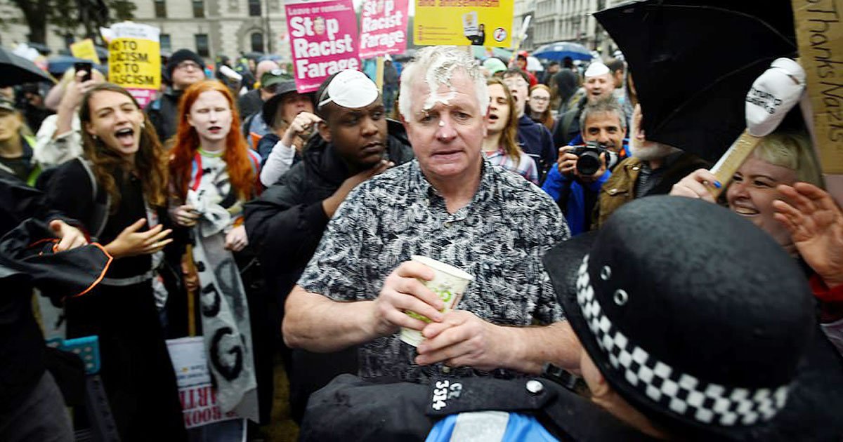 trump supporter milkshake london.jpg?resize=1200,630 - Un défenseur de Donald Trump s'est fait aspergé de milkshake par des manifestants