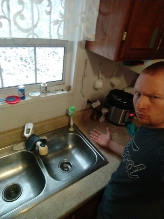 Esposo le manda fotos a su mujer haciendo el quehacer, hombre lavando trastes