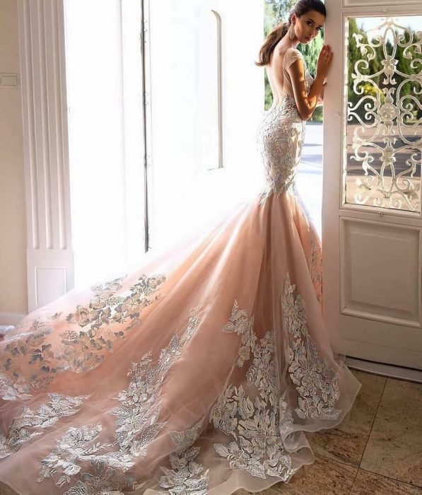 Mujer usando un vestido de novia elegante y de encaje 