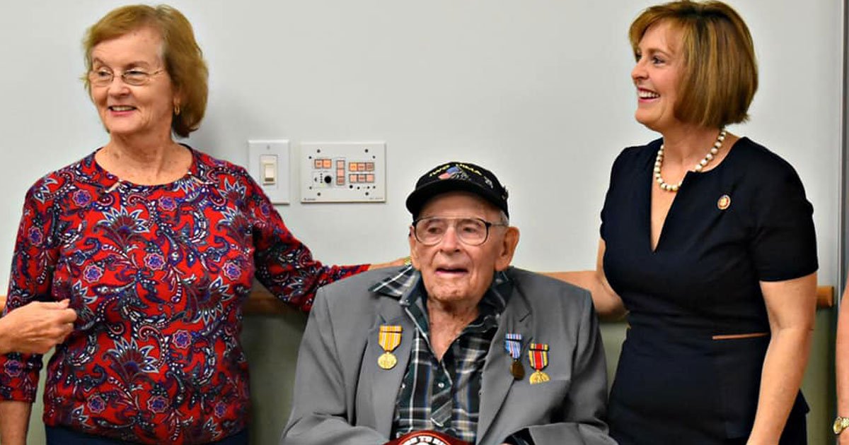 veteran medals after 60 years.jpg?resize=412,232 - Un vétéran de la Seconde Guerre mondiale, âgé de 93 ans, a reçu une médaille après soixante ans