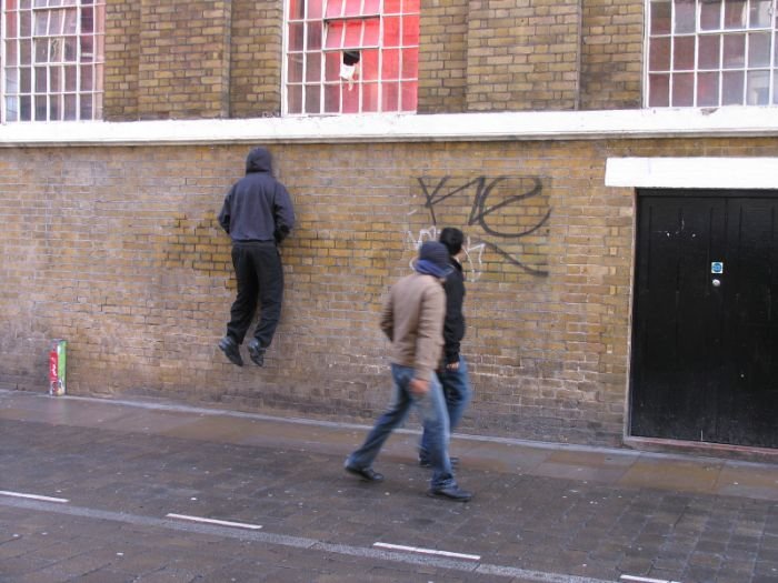 Mannequins-Ville-Rue-Art-Installation-Trolling-Sculpteur-Artiste-Mark-Jenkins