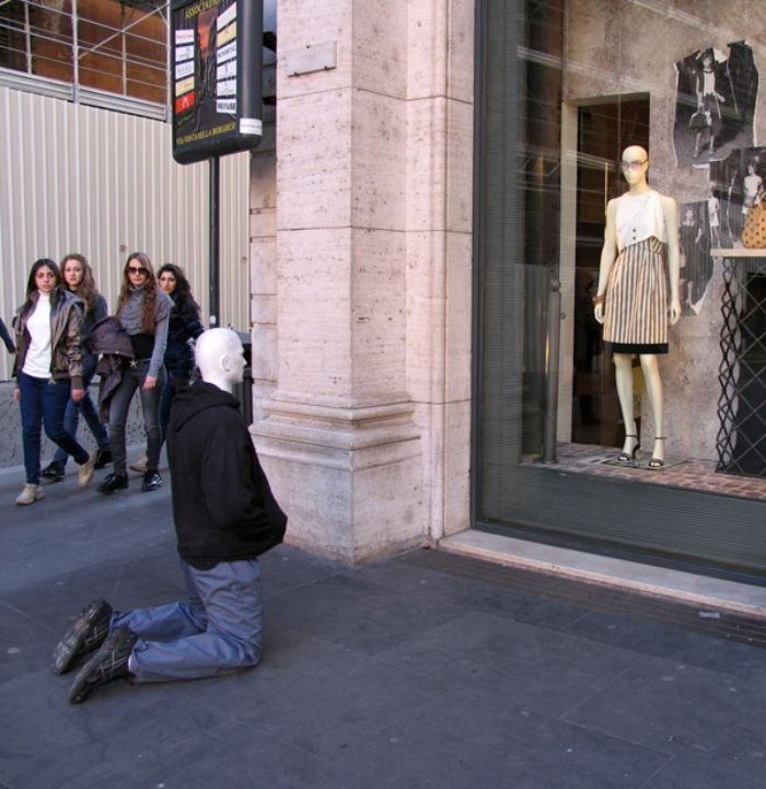 Mannequins-Ville-Rue-Art-Installation-Trolling-Sculpteur-Artiste-Mark-Jenkins