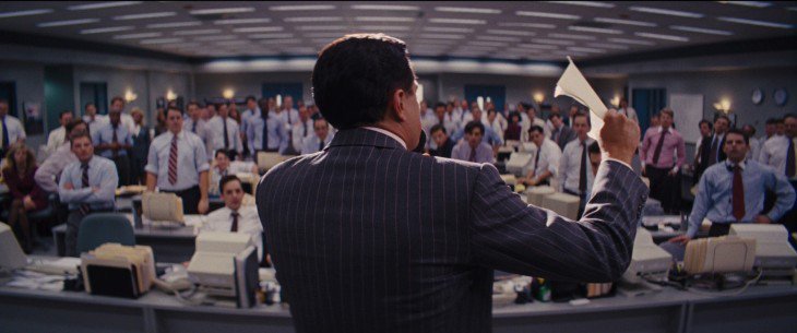 Escena de Leonardo DiCaprioen la película de el lobo the wall street 