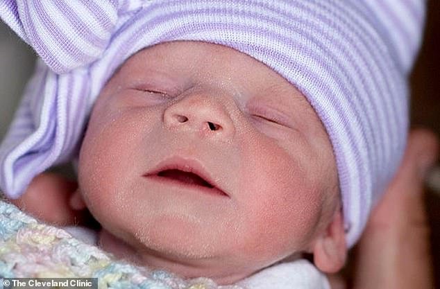 La petite fille, née en juin, est le premier bébé américain qui a été porté jusqu'à terme dans l'utérus d'un donneur décédé. Elle est la deuxième au monde, après que le Brésil ait réussi l'exploit en décembre.